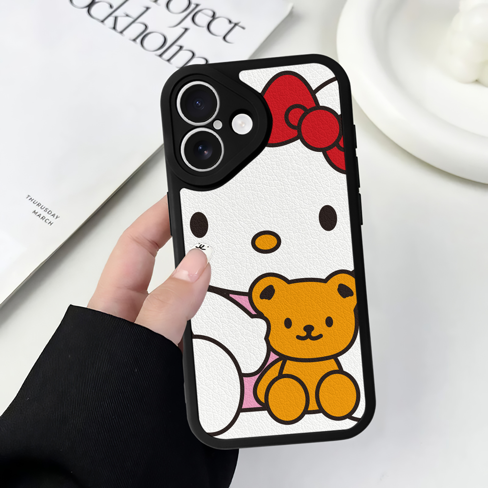 （画像用） Hello Kitty ハローキティ 【iPhone 16シリーズ対応】シリコンスマホケース（レザー調） 材質：シリコン
